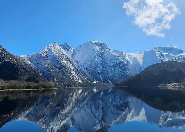 Semesterbostad Timber Eresfjord Med Bat Til Leie Overas